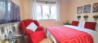 Whole Cosy Home, Sleeps 11 in 4 Bedrooms, full kitchen, 2 toilets, 55"TVs PetsOK