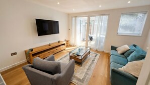 Living area - Modern 3BR Home - Super King, Office & Garden (Hemel Hempstead)