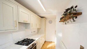 Private kitchen - Modern 3BR Home - Super King, Office & Garden (Hemel Hempstead)