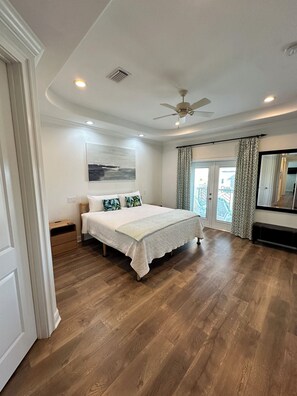 Room - Peaceful Easy Feeling - Spacious 4 BR /3 BA Retreat - Gulf & Sound Views (Navarre)