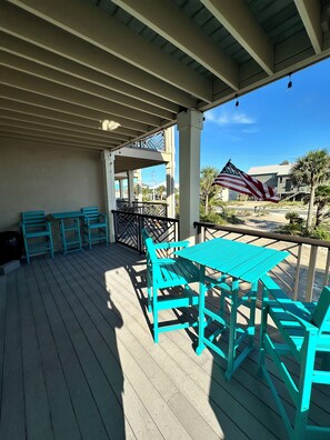 Outdoor dining - Peaceful Easy Feeling - Spacious 4 BR /3 BA Retreat - Gulf & Sound Views (Navarre)