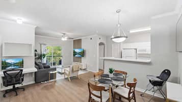 Apartment, 2 Schlafzimmer, Nichtraucher, Poolzugang | Essbereich im Zimmer