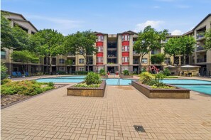 Outdoor pool -  Inwoods Park by Stylish Stays (Dallas)