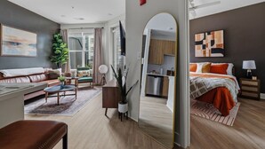 Eine moderne Wohnung mit Wohnbereich, Essbereich, Küche und Schlafzimmer.