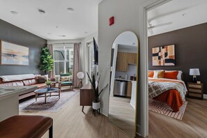 Eine moderne Wohnung mit Wohnbereich, Essbereich, Küche und Schlafzimmer.