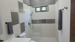 Shower, towels, soap, toilet paper - Casa Arroyo Blanco
A sanctuary mixing peaceful jungle with modern amenities (Akumal)