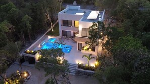 Exterior - Casa Arroyo Blanco
A sanctuary mixing peaceful jungle with modern amenities (Akumal)