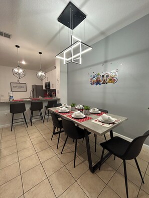 Dining - Cozy 3-bedroom townhome with AC in perfect Kissimmee (Kissimmee)