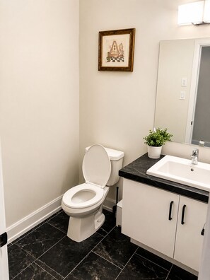 Bathroom - ✨ Elegant Country Retreat Near Ottawa | Free Parking & Wi-Fi (Embrun)