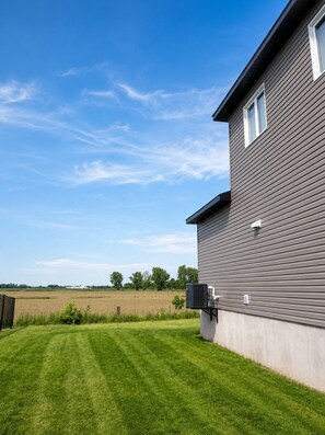 Property grounds - ✨ Elegant Country Retreat Near Ottawa | Free Parking & Wi-Fi (Embrun)