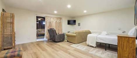 Tabla de planchar con plancha, wifi y ropa de cama