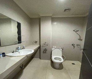 Bathroom - Cozzy Menara Archie (ternate)