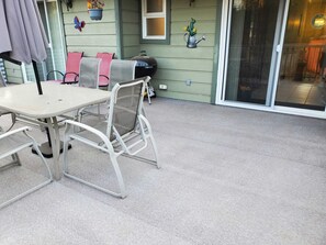 Outdoor dining - Nature Haven Retreat: Peaceful North Vancouver stay near trails & nature (North Vancouver)