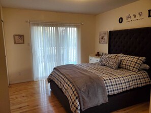 Room - Nature Haven Retreat: Peaceful North Vancouver stay near trails & nature (North Vancouver)