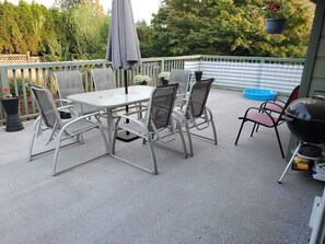 Outdoor dining - Nature Haven Retreat: Peaceful North Vancouver stay near trails & nature (North Vancouver)