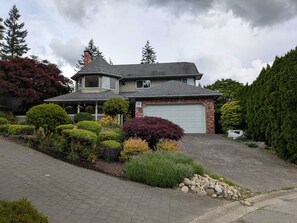 Exterior - Nature Haven Retreat: Peaceful North Vancouver stay near trails & nature (North Vancouver)