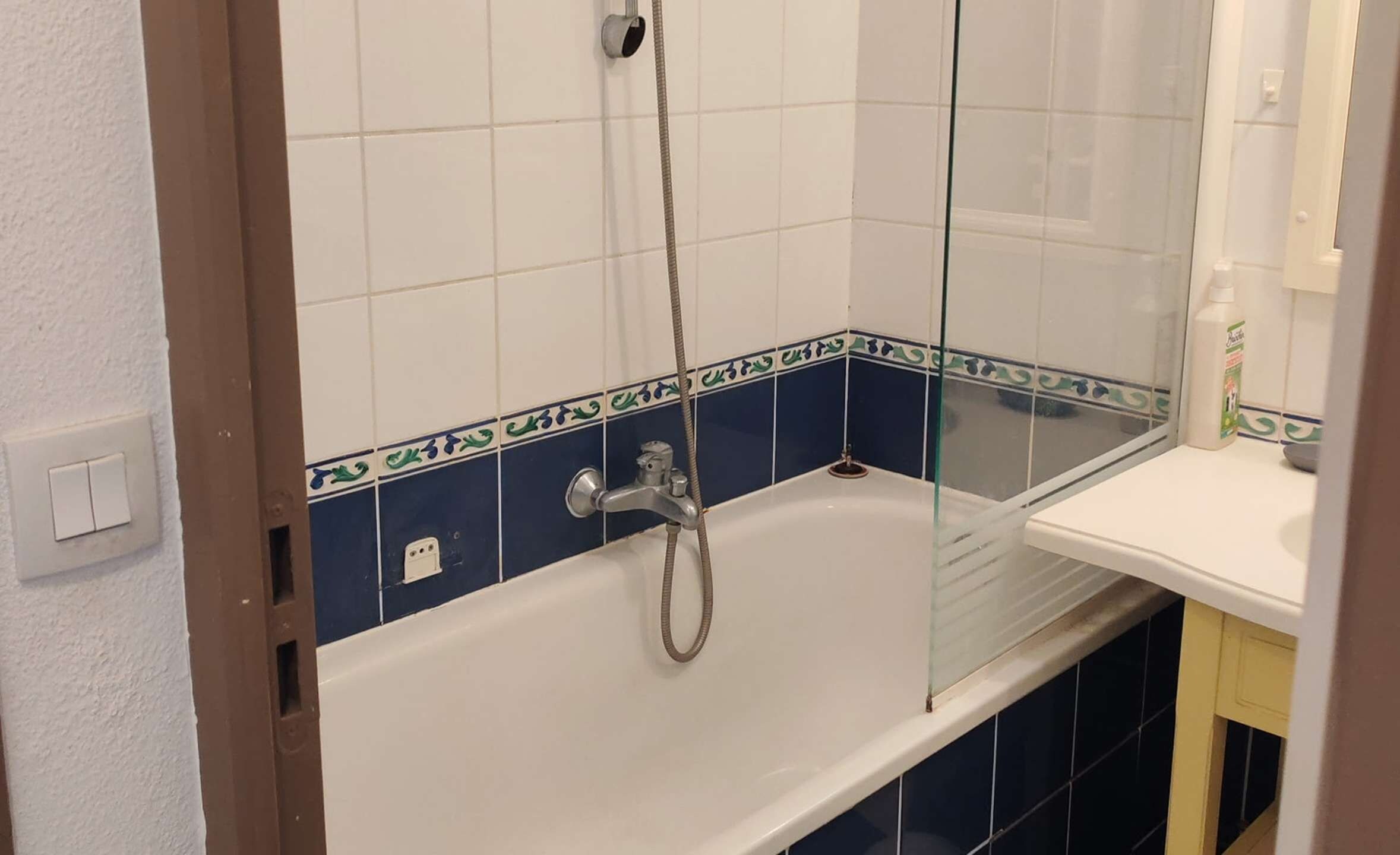 Un baño con bañera, ducha y espejo.