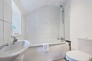 Bathroom - Stylish 1-Bed Near Hampton Court Place - Sleeps 4 (Surrey)