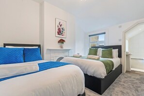 Room - Stylish 1-Bed Near Hampton Court Place - Sleeps 4 (Surrey)