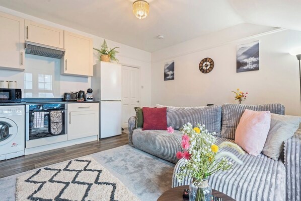 Living area - Stylish 1-Bed Near Hampton Court Place - Sleeps 4 (Surrey)