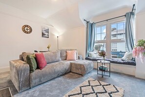 Living area - Stylish 1-Bed Near Hampton Court Place - Sleeps 4 (Surrey)