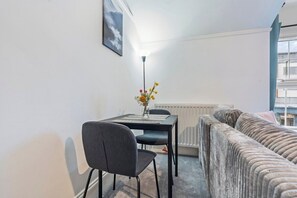 Dining - Stylish 1-Bed Near Hampton Court Place - Sleeps 4 (Surrey)