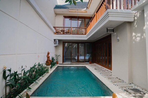 Il s’agit d’une propriété résidentielle dotée d’une piscine, d’un balcon et d’un bâtiment à deux étages.