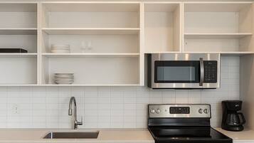 Réfrigérateur, four à micro-ondes, un four, surface de cuisson