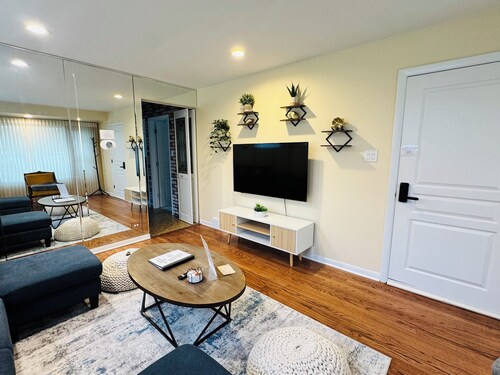 3BR Vintage Apt • Patio • Walk to McKinley Park