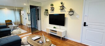 3BR Vintage Apt • Patio • Walk to McKinley Park