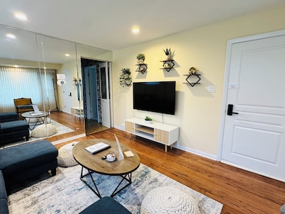3BR Vintage Apt • Patio • Walk to McKinley Park