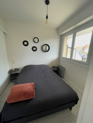 Tabla de planchar con plancha, wifi y ropa de cama