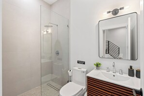 Dusche, Haartrockner, Handtücher, Seife