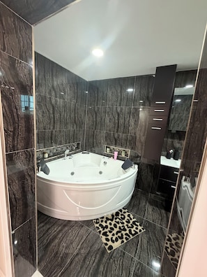 Bathroom - Luxury 3bedroom house in a gated complex with AC, jacuzzi and hot water. (Spanish Town)