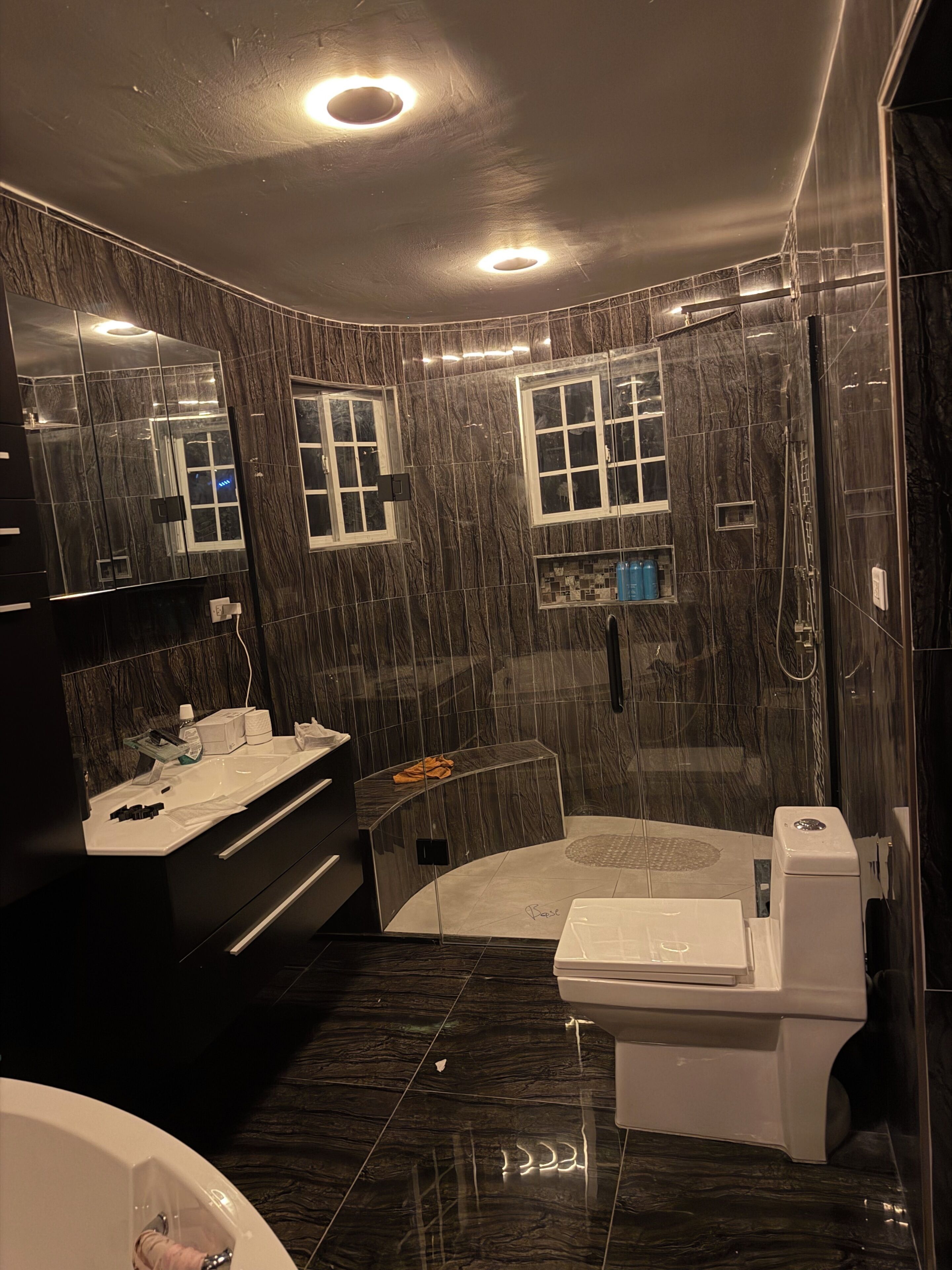 Chuveiro, banheira de hidromassagem, secador de cabelo, toalhas de banho