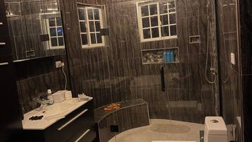 Chuveiro, banheira de hidromassagem, secador de cabelo, toalhas de banho
