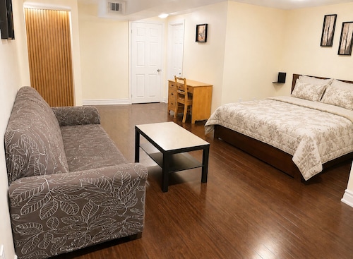 Affordable Spacious Private Suite| Ensuite Bath | Free Parking | Pearson Airport