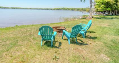 Ferns Folly: Waterfront on South Manistique Lake-Sleeps 6-EV Charger!