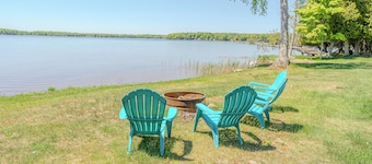 Ferns Folly: Waterfront on South Manistique Lake-Sleeps 6-EV Charger!