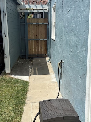 Property grounds - Cozy 1-bedroom in lovely San Leandro with private entrance (San Leandro)