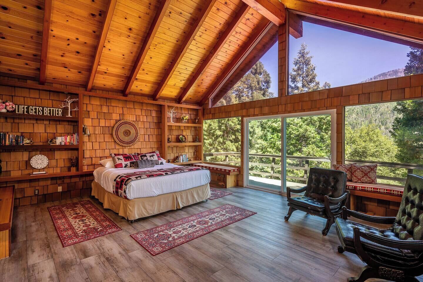 Desk, travel crib, free WiFi, bed sheets