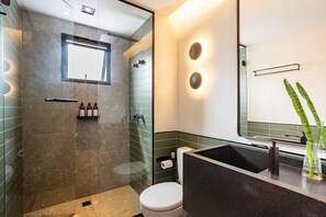 Dusche, Haartrockner, Handtücher, Seife
