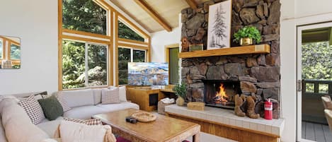 Smart TV, fireplace