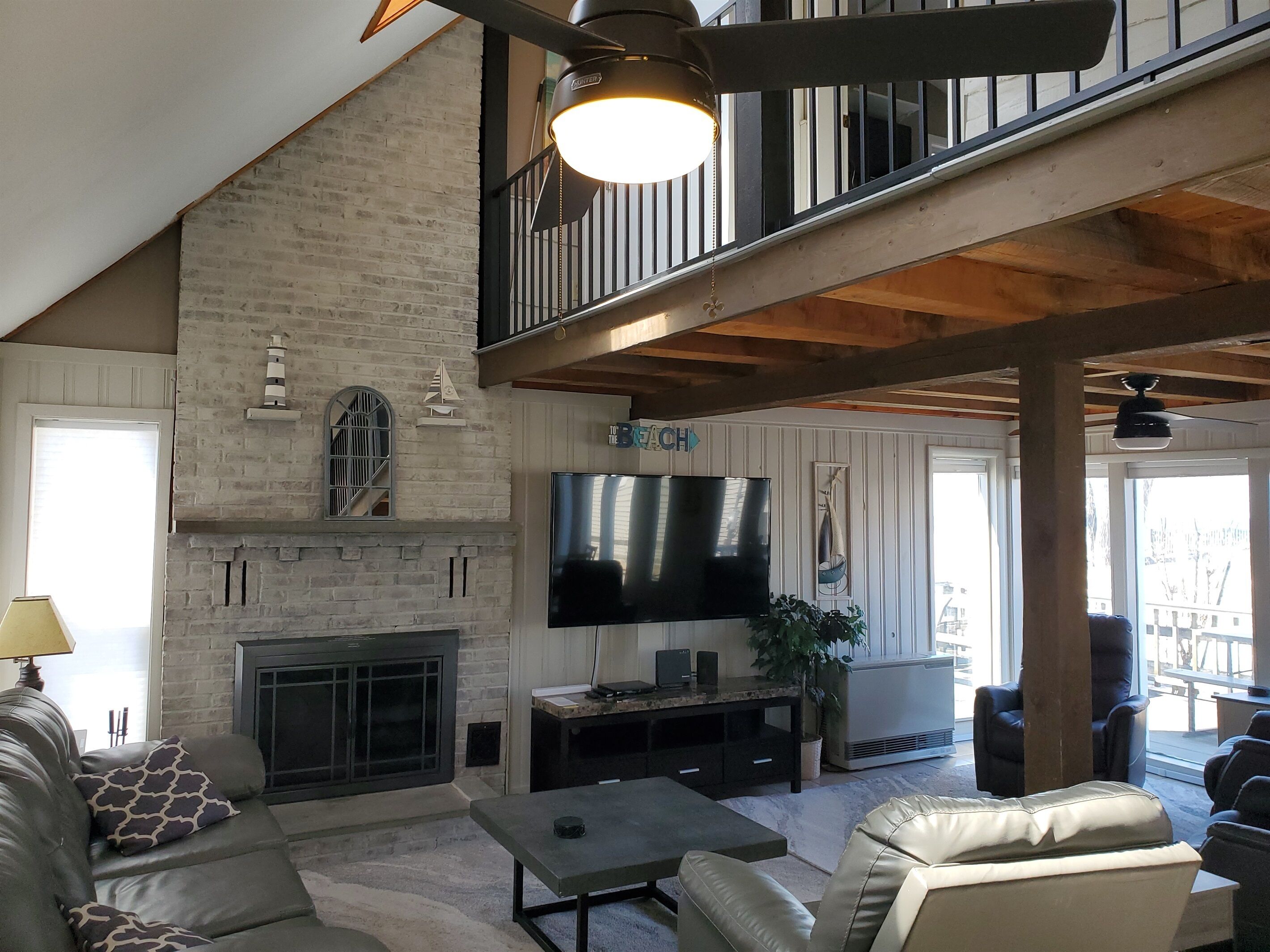 Smart TV, chimenea, reproductor de DVD y videoteca 