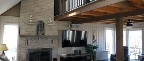 Smart TV, chimenea, reproductor de DVD y videoteca