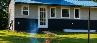 New Listing! 4 Bedroom Home 2 mins from the Lake-Boating-Fishing-Fire Pit
