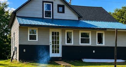 New Listing! 4 Bedroom Home 2 mins from the Lake-Boating-Fishing-Fire Pit