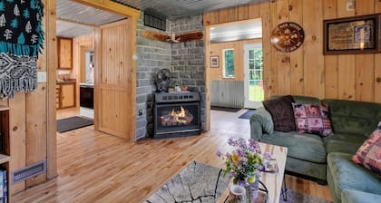 New Listing! 4 Bedroom Home 2 mins from the Lake-Boating-Fishing-Fire Pit