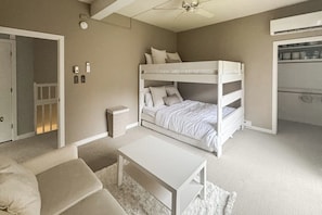 Room - Quechee Club Condo: quiet corner unit, serene views; four season club amenities (Hartford)