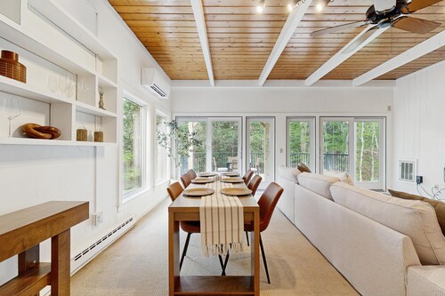 Quechee Club Condo: quiet corner unit, serene views; four season club amenities